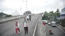 Warga beraktivitas di Jalan Layang Non-Tol Antasari saat hari pertama pemberlakuan car free day di Jakarta, Minggu (14/1). Pemberlakuan car free day dimulai dari ujung JLNT Antasari pada Simpang Cipete Raya, Cilandak. (Liputan6.com/Immanuel Antonius)