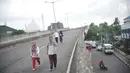 Warga beraktivitas di Jalan Layang Non-Tol Antasari saat hari pertama pemberlakuan car free day di Jakarta, Minggu (14/1). Pemberlakuan car free day dimulai dari ujung JLNT Antasari pada Simpang Cipete Raya, Cilandak. (Liputan6.com/Immanuel Antonius)