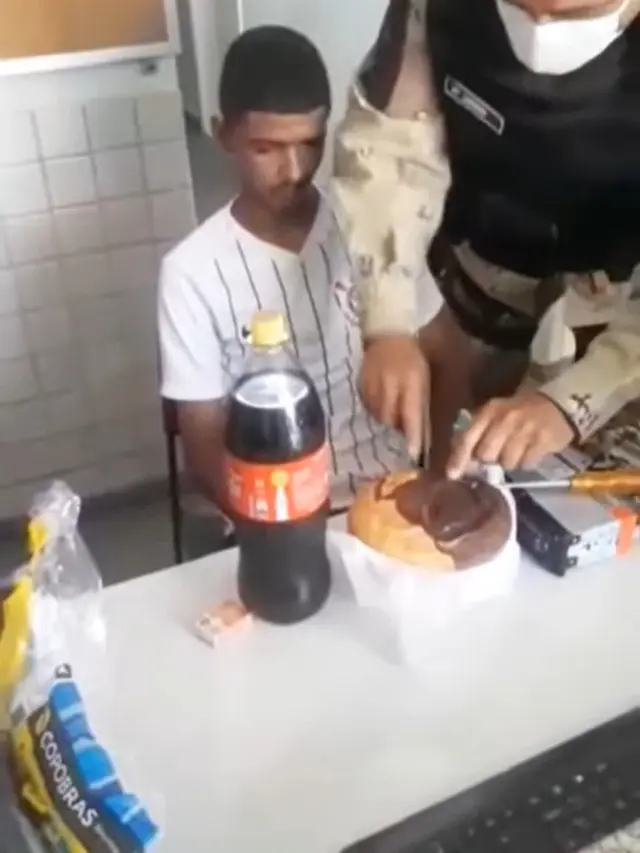 Pencuri mendapat pesta kejutan kedatangan polisi di hari ulang tahun.