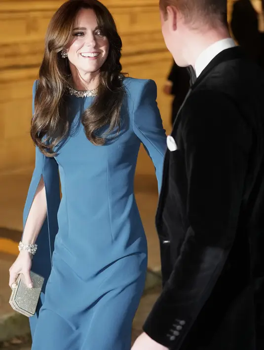 Gaun yang dikenakan Kate Middleton tersebut dengan kerah kristal dan lengan dramatis berefek jubah. (AP Photo/Kin Cheung)