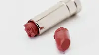 Begini Cara memperbaiki lipstik yang patah menjadi utuh kembali