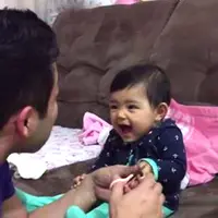 [Bintang] Gemas! Adik Bayi Ini Bahagia Banget Bisa Mengerjai Ayahnya