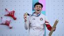 Peraih medali emas dari Indonesia, Veddriq Leonardo, merayakan kemenangannya di atas podium nomor panjat tebing putra dalam ajang panjat tebing nomor kecepatan Olimpiade Paris 2024 di Le Bourget Sport Climbing Venue, Le Bourget, 8 Agustus 2024. (Jonathan NACKSTRAND/AFP)