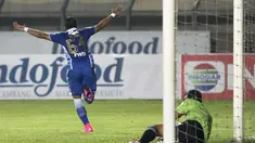 Pemain Persib, Zulham Zamrun merayakan gol ketiga yang dicetaknya ke gawang Martapura F.C pada laga Piala Presiden di Stadion Si Jalak Harupat, Bandung, Kamis (10/9/2015). (Bola.com/Vitalis Yogi Trisna)