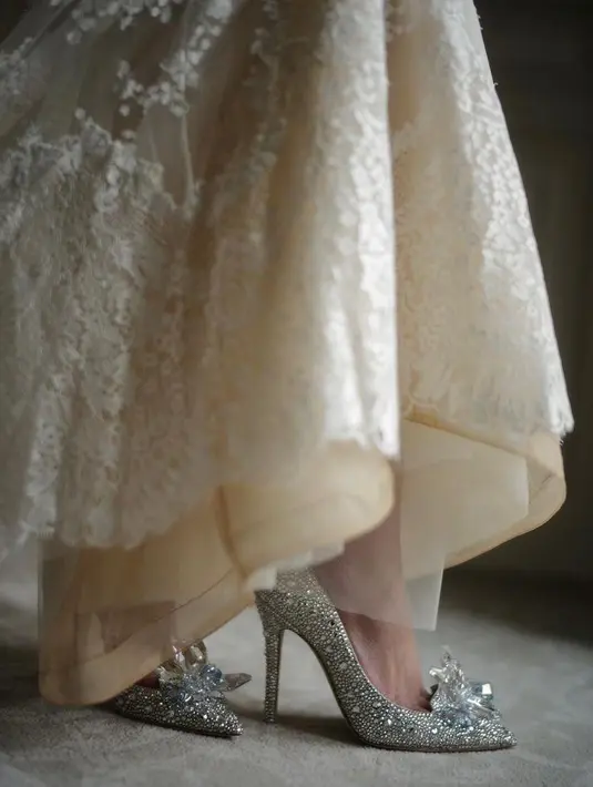 Sebagai pelengkap, ia juga mengenakan heels berhias manik-manik nuansa silver dari Jimmy Choo. [Foto: IG/morden.co].