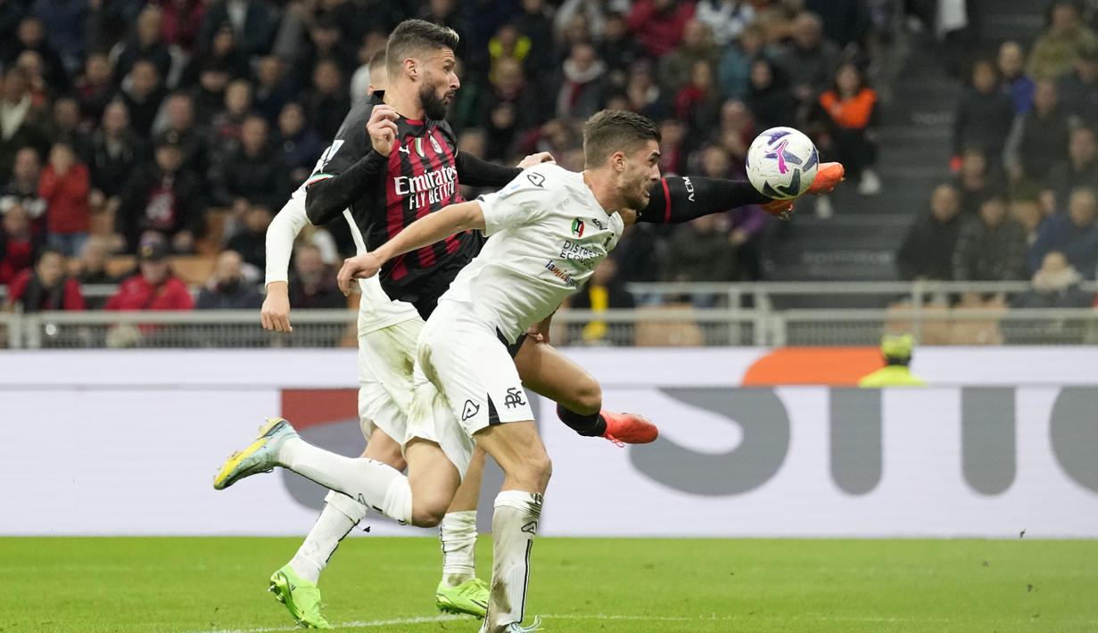 Olivier Giroud sukses menjadi pahlawan AC Milan saat menekuk Spezia di Liga Italia. Bomber asal Prancis itu bikin gol indah berujung kemenangan namun sayang ia harus menerima kartu merah usai berselebrasi. (AP/Antonio Calanni)