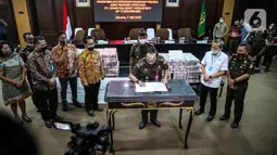 Jaksa Agung Muda Tindak Pidana Khusus Ali Mukartono (kedua kanan) menyaksikan penandatanganan saat rilis eksekusi barang bukti Honggo Wendratno di Kejaksaan Agung RI, Jakarta, Selasa (7/7/2020). Kejagung menyita barang bukti uang Honggo Wendratno sebesar Rp 97 miliar. (Liputan6.com/Faizal Fanani)