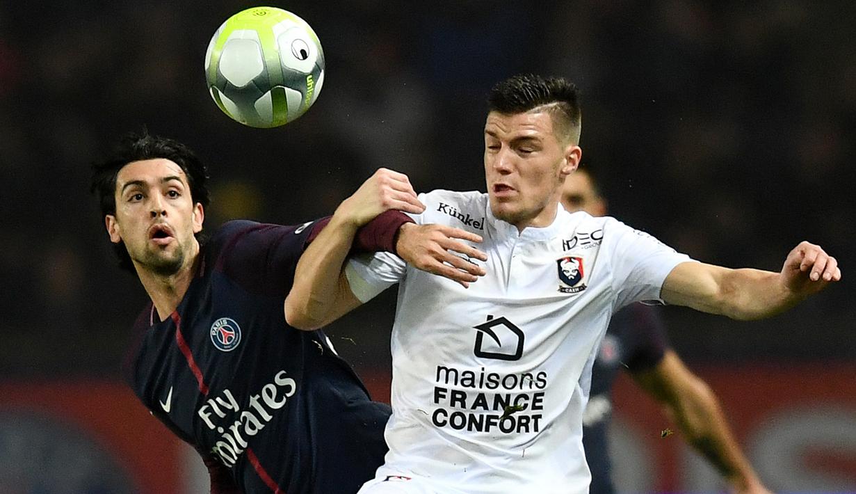 Duel pemain PSG, Javier Pastore (kiri) dan pemain Cen, Frederic Guilbert pada lanjutan Ligue 1 Prancis di Parc des Princes stadium, Paris, (20/12/2017). PSG menang 3-1. (AFP/Franck Fife)