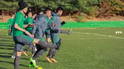 Para pemain Timnas Indonesia U-19 melakukan pemanasan saat latihan di Paju National Football Centre, Gyeonggi, Minggu (29/10/2017). Persiapan dilakukan Timnas U-19 jelang laga Kualifikasi Piala Asia 2018. (Bola.com/Media PSSI)