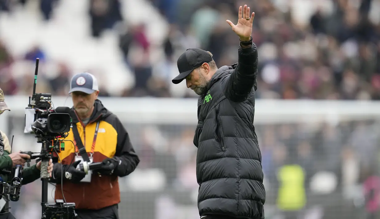 Pelatih Liverpool, Jurgen Klopp melambaikan tangan kepada para fans setelah berakhirnya laga pekan ke-35 Premier League 2023/2024 menghadapi West Ham United yang berakhir imbang 2-2 di London Stadium, London, Sabtu (27/4/2024). (AP Photo/Kin Cheung)