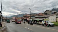 Pemudik via jalur selatan di kawasan Nagreg, Kabupaten Bandung, mulai ramai Kamis (28/4/2022). (Liputan6.com/Huyoho Simbolon)