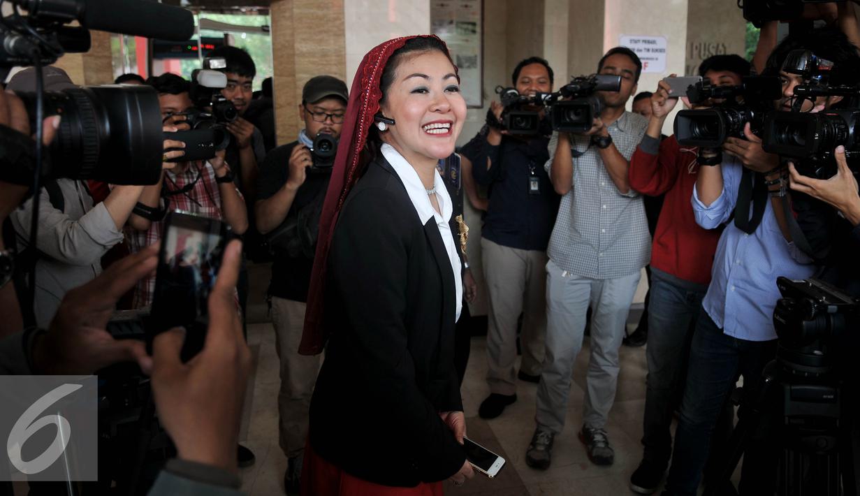 Hasnaeni yang di kenal Wanita Emas menghadiri fit and proper test untuk para balon Gubernur DKI Jakarta di DPP PDIP, Jakarta, (11/5). Sebanyak 32 peserta calon Gubernur/Wagub DKI yang mengikuti fit and proper test tersebut. (Liputan6.com/Johan Tallo)