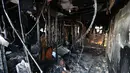 Petugas pemadam kebakaran memeriksa kondisi rumah sakit Sejong di Milyang, Korea Selatan, yang hangus terbakar, Jumat (26/1). Pihak berwenang memperingatkan bahwa jumlah korban tewas kemungkinan akan meningkat. (Kim Dong-mi/Yonhap via AP)