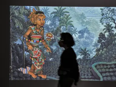 Pengunjung melintas di depan salah satu karya yang dipamerkan Jakarta Biennale 2021 di Museum Nasional, Jakarta, Selasa (23/11/2021). Ajang seni rupa dua tahunan Jakarta Biennale kembali digelar setelah sempat tertunda akibat pandemi Covid-19. (merdeka.com/Iqbal S. Nugroho)