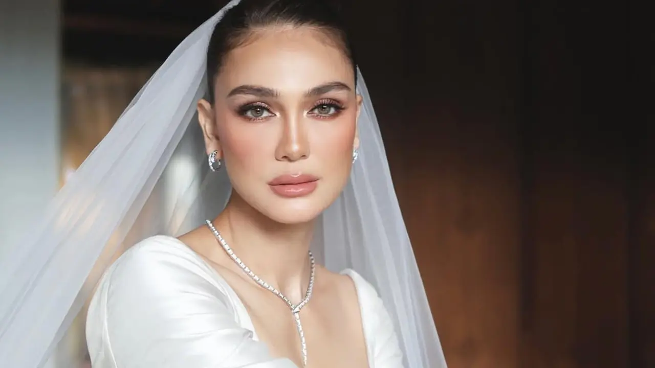 Luna Maya saat Resepsi