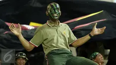 Salah satu suporter PS TNI membentangkan tangan usai menyaksikan laga timnya melawan Persib di lanjutan Liga 1 di Stadion Pakansari, Kab Bogor, Sabtu (22/4). Laga PS TNI melawan Persib berakhir imbang 2-2. (Liputan6.com/Helmi Fithriansyah)