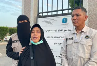 Nafsiah Nawan mengantar jenazah suaminya, Muhammad Firdaus Akhlan, jemaah haji Indonesia yang sempat hilang sebelum ditemukan dalam keadaan meninggal dunia, ke pemakaman Al Sharayea, Makkah, 23 April 2026. (dok. Media Center Haji 2026).