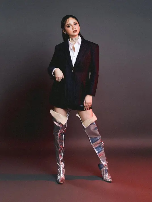 Tampil dalam kemeja putih yang dibalut blazer hitam, gaya pemotretan wanita 22 tahun ini mencuri perhatian netizen. Bahkan, dalam pemotretan terbarunya, ia juga tampil berbeda dengan makeup tebal. (Liputan6.com/IG/@dickyphotographie)