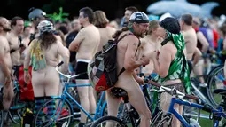 Seluruh peserta kampanye berkonvoi naik sepeda sambil telanjang bulat di Acara World Naked Bike Ride ke-11 Jalan Portland, Oregon di Amerika Serikat (REUTERS/Steve Dipaola).