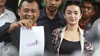 Penyanyi Zaskia Gotik memberi keterangan usai pemeriksaan di Polda Metro Jaya, Jakarta, Rabu (30/3). Zaskia meminta maaf kepada Presiden Jokowi melalui surat yang ditulisnya sendiri terkait dugaan pelecehan lambang negara. (Liputan6.com/Immanuel Antonius)