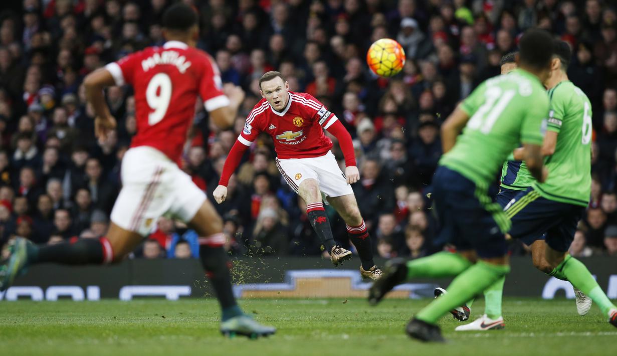 Striker MU, Wayne Rooney, melepaskan tendangan ke gawang Southampton dalam lanjutan Liga Inggris di Stadion Old Trafford, Manchester, Sabtu (23/1/2016). (Reuters/Andrew Yates)