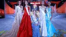 Juara ketiga Miss World dari Indonesia (kedua kanan)beserta para kontestan lainnya berpose usai gelaran Miss World 2015 di Sanya,  Cina, Sabtu (19/12). Dara cantik asal Yogyakarta tersebut tidak menyangka dapat menyabet juara ketiga. (twitter/missworld)