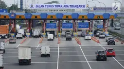 Sejumlah kendaraan memasuki kawasan gerbang tol Cibubur Utama, Jakarta, Jumat (8/9). Pasca perubahan sistem transaksi jalan tol Jagorawi menjadi sistem terbuka atau satu tarif, arus lalu lintas terlihat lebih lancar. (Liputan6.com/Helmi Fithriansyah) 