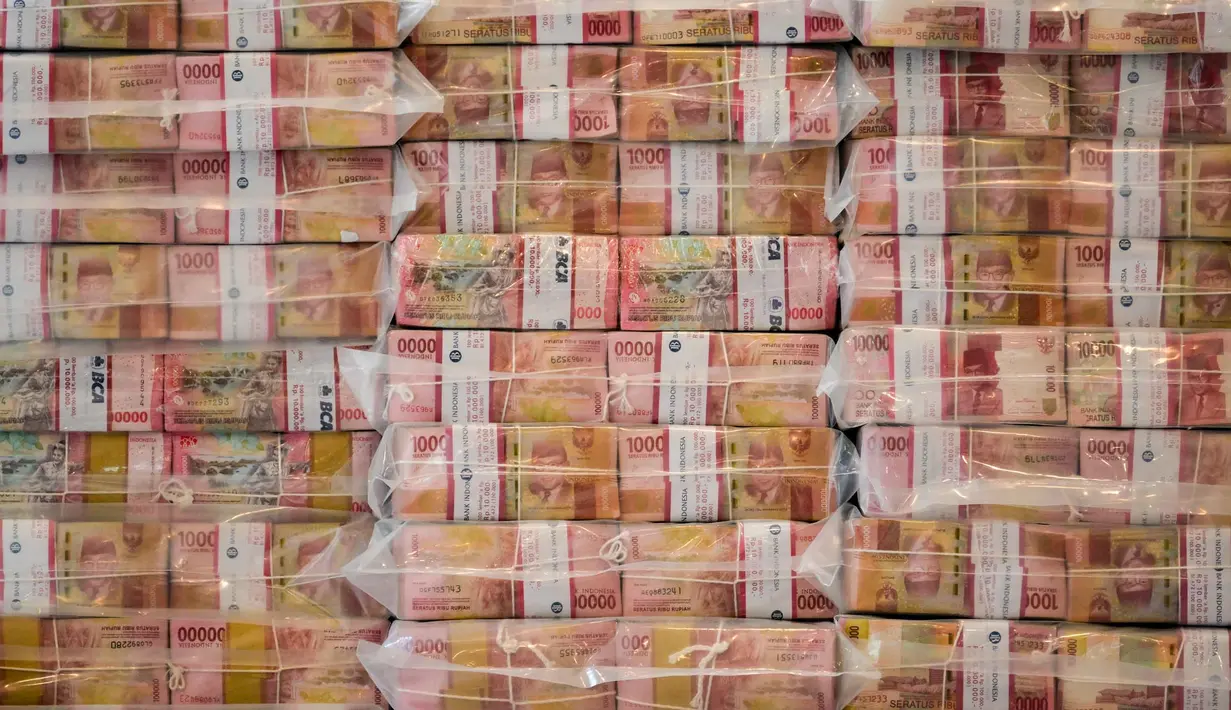 Uang tersebut merupakan hasil sitaan kasus korupsi ekspor minyak kelapa sawit mentah atau Crude Palm Oil (CPO). (BAY ISMOYO/AFP)