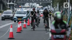 Pesepeda melintasi jalur sepeda di Jalan MH Thamrin - Sudirman, Jakarta, Rabu (22/7/2020). Regulasi untuk menjamin keselamatan pesepeda disiapkan untuk menyikapi maraknya penggunaan sepeda sebagai sarana transportasi masyarakat, selama masa transisi normal baru. (Liputan6.com/Johan Tallo)