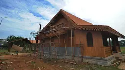 Penampakan rumah Betawi di tengah Setu Babakan, Jagakarsa, Jakarta Selatan, Minggu (10/3). Sebanyak 16 rumah yang dibangun di atas pulau buatan itu nantinya akan menceritakan keseharian orang Betawi. (merdeka.com/Arie Basuki)