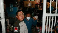 Razia kamar narapidana di Lapas Pekanbaru oleh Kepala Kanwil Kemenkumham untuk menghindari peredaran narkoba. (Liputan6.com/M Syukur)