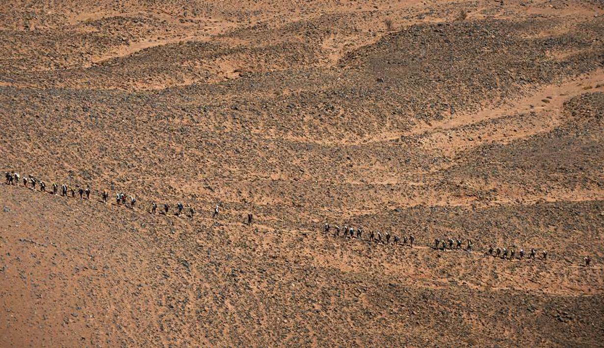 Pelari berlomba di Etape 4 Marathon des Sables antara Ba Hallou dan Hassi Tarfa di Gurun Sahara, Maroko, (13/4/2016). (AFP/Jean-Philippe Ksiazek)