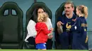 Antoine Griezmann bersama sang istri Erika Choperena dan anak-anaknya usai laga Timnas Prancis berhadapan dengan Tunisia di Stadion Education City, Al-Rayyan (30/11/2022). (AFP/Franck Fife)