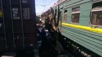Tabrakan Kereta Penumpang-Barang, 4 Tewas Mobil Berjatuhan