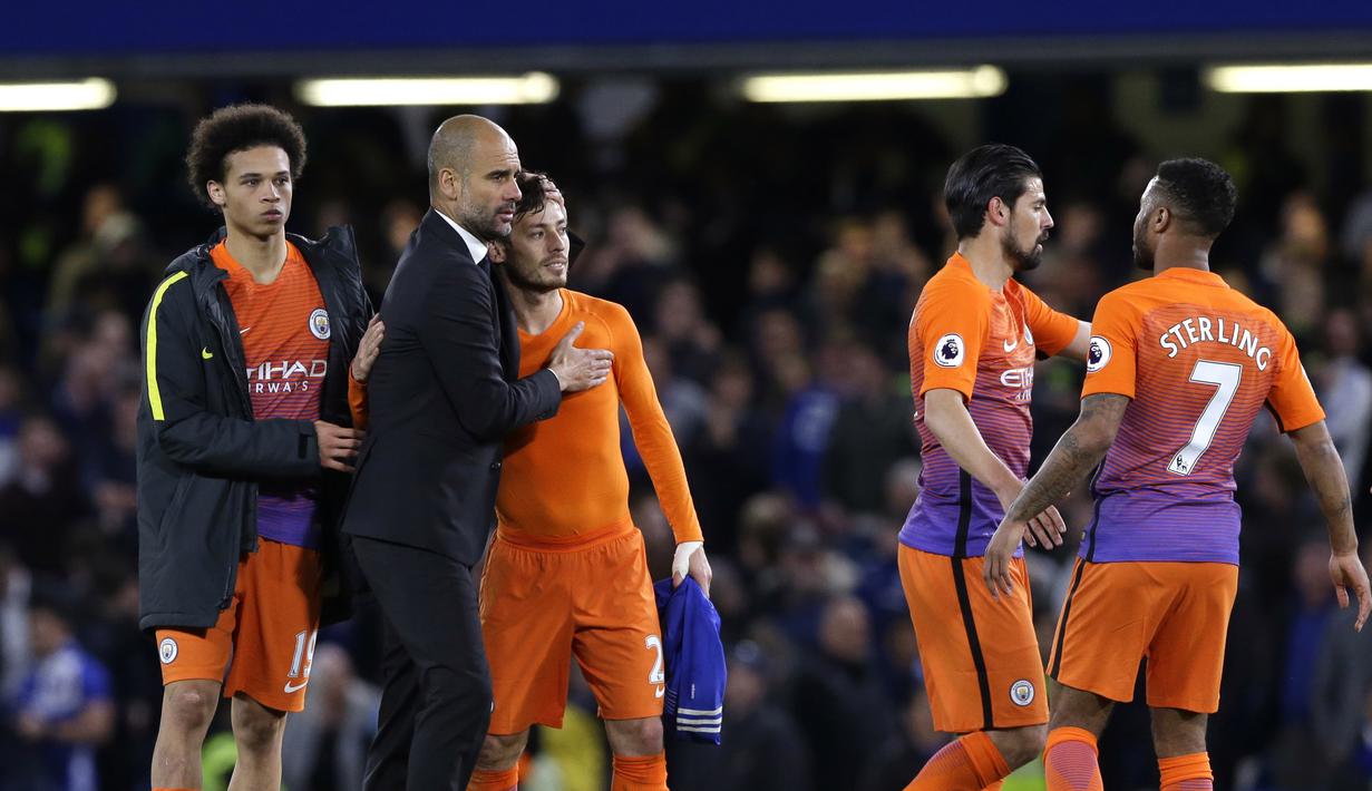 Pelatih Manchester City, Pep Guardiola mencoba memberikan semangat kepada anak asuhnya usai kalah dari Chelsea pada lanjutan Premier League di Stamford Bridge stadium (5/4/2017). Chelsea menang 2-1. (AP/Alastair Grant)