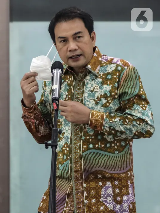 Wakil Ketua DPR Azis Syamsuddin menyampaikan keterangan mengenai Papua di Kompleks Parlemen, Senayan, Jakarta, Kamis (3/12/2020). Azis mengutuk oknum United Liberation Movement for West Papua (ULMWP) yang mengklaim pembentukan pemerintahan sementara West Papua. (Liputan6.com/Johan Tallo)