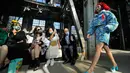 Penonton menyaksikan model berjalan saat pertunjukan Dieyingchongchong karya desainer Dong Yaer pada acara China Fashion Week di Beijing, China, 7 September 2022. (AP Photo/Ng Han Guan)