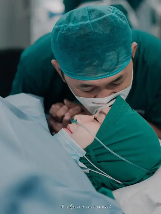 Melewati proses persalinan cesar, Zaskia mengalami hal yang tidak biasa. Perempuan cantik ini sempat berhalusinasi dan bingung, bahkan ia sempat tidak mengenali keluarganya sendiri. (Instagram/zaskiadyamecca)