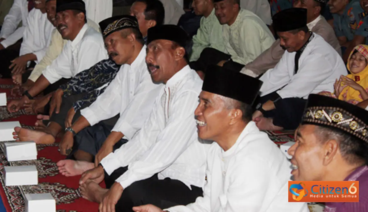 Citizen6, Surabaya: Acara buka puasa bersama ini diawali oleh lantunan ayat-ayat suci Al-Qur’an. (Pengirim: Diyat Akmal)
