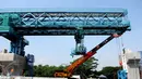 Pekerja menyelesaikan proyek MRT di Kawasan Lebak Bulus, Jakarta, Minggu (12/6). Meski Bulan Ramadan, aktivitas penyelesaian MRT tetap berjalan seperti biasa. (Liputan6.com/Helmi Afandi)