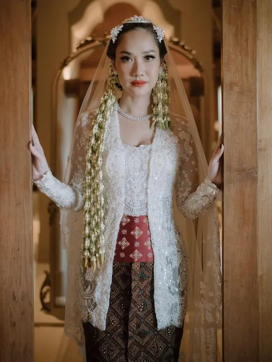Bunga Citra Lestari pun resmi melepas status jandanya di penghujung tahun 2023. Saat akad nikah, ia tampil dengan kebaya putih berpayet dipadukan obi merah dan kain batik sebagai bawahannya yang dirancang oleh Didiet Maulana. Lengkap dengan veil di atas sanggulnya. [@itismebcl]