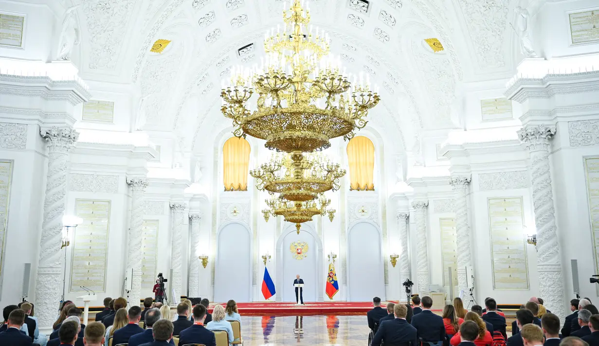 <p>Presiden Rusia Vladimir Putin memberikan pidato saat menjadi tuan rumah bagi atlet Rusia peraih medali Olimpiade Musim Dingin Beijing 2022 dan anggota tim Paralimpiade negara itu di Kremlin di Moskow (26/4/2022). (Ramil Sitdikov/SPUTNIK/AFP)</p>