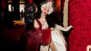 Di Met Gala 2018, para fotografer mengabadikan momen akurnya Cardi B dan Nicki Minaj. (Getty Images/Cosmopolitan)
