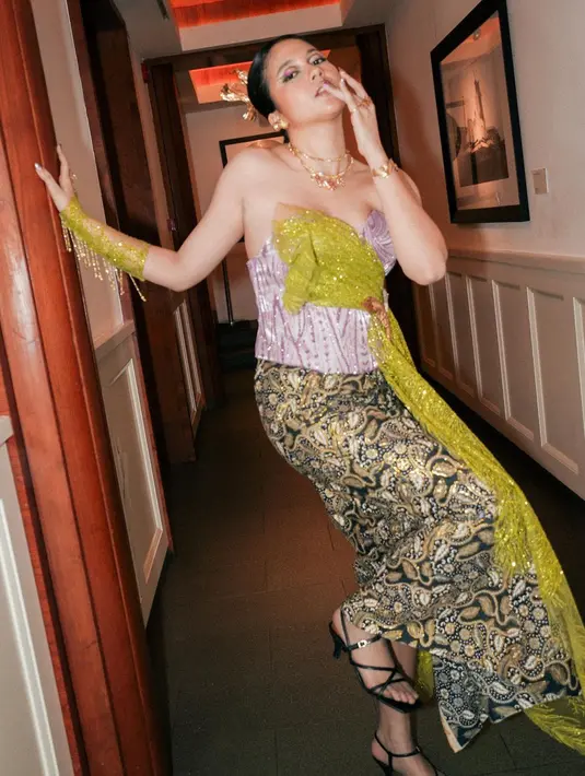 Mengenakan bustier lilac berpayet dengan detail sequin yang kontras, Sitha Marino tampil dengan percaya diri [@sithamarino]