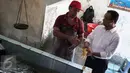 Cagub DKI Jakarta Anies Rasyid Baswedan berbincang dengan pedagang Pasar Tebet Timur, Jakarta, Jumat (28/10). Kunjungan Anis tersebut untuk melihat suasana pasar tradisional serta sebagai kampanye Pilgub DKI Jakarta 2017. (Liputan6.com/Faizal Fanani)