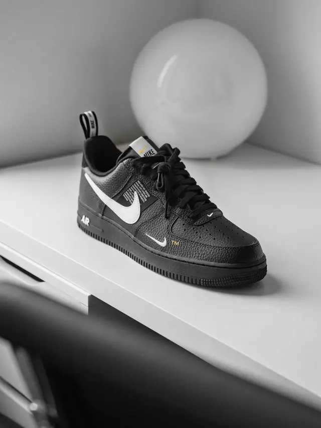 Untuk Sekolah, Pilih Sneaker atau Slip On Warna Hitam Polos
