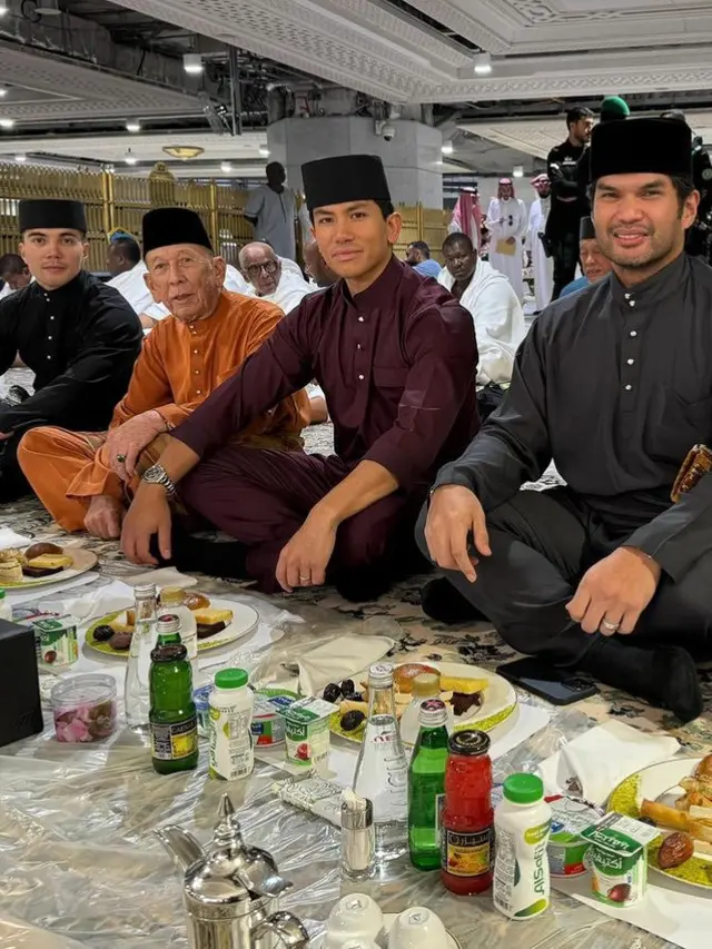 Anisha Rosnah dan Pangeran Mateen saat Umrah di bulan Ramadan. [@tmski]