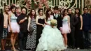 Ballroom tempat Angel dan Rudy menikah berkonsep ‘garden party’ lantaran mereka tak bisa menggelar pesta kebun jika tak ada AC atau pendingin ruangan. Mereka pun menyebar 1000 undangan untuk keluarga, saudara, dan teman-teman. (Deki Prayoga/Bintang.com)