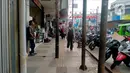 Sejumlah tiang berdiri di jalur pedestrian sepanjang Jalan Surya Kencana, Kota Bogor, Jawa Barat, Sabtu (3/12/2022). Jalur pedestrian yang seharusnya menjadi akses pejalan kaki dan ramah bagi kaum disabilitas itu tidak berfungsi dengan semestinya. (Liputan6.com/Magang/Aida Nuralifa)
