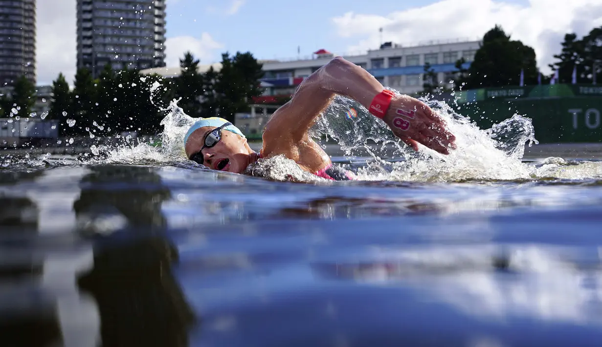 Krystyna Panchishko asal Ukraina, berkompetisi dalam cabang renang maraton putri di Olimpiade Tokyo 2020, Rabu (4/8/2021). (Foto: AP/David Goldman)